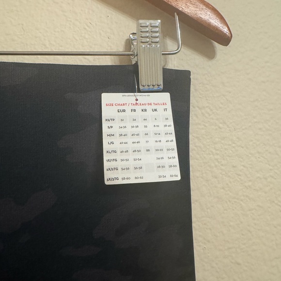 Spanx Look At Me Now Seamless Cropped Leggings size XL Camo Black - Picture 8 of 8